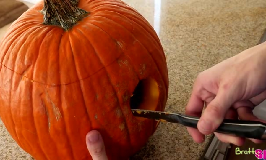 Girl Fucks Pumkin Stem